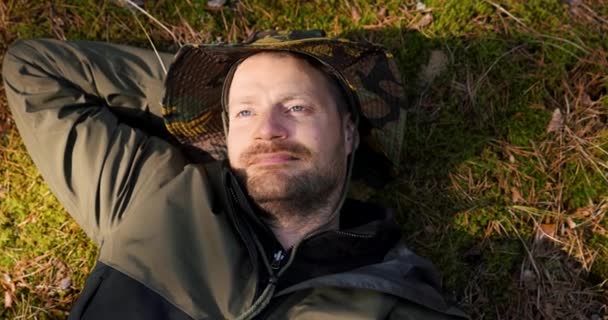 Homem Deitado Descansando Musgo Verde Floresta Prazer Natureza Relaxamento — Vídeo de Stock