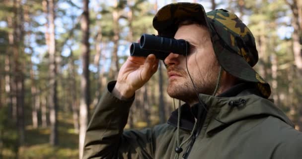 Pria Dalam Pakaian Kamuflase Melihat Melalui Teropong Hutan — Stok Video
