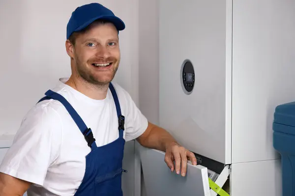Sonriente Ingeniero Servicio Mantenimiento Reparación Que Trabaja Con Caldera Calefacción Imágenes de stock libres de derechos