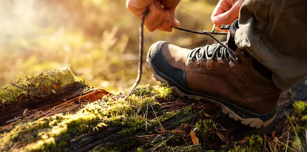 Человек Завязывающий Шнурки Обуви Упавшем Стволе Дерева Лесу Открытая Обувь Стоковая Картинка