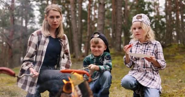 Madre Con Niños Freír Comer Salchichas Por Hoguera Mientras Acampan — Vídeo de stock