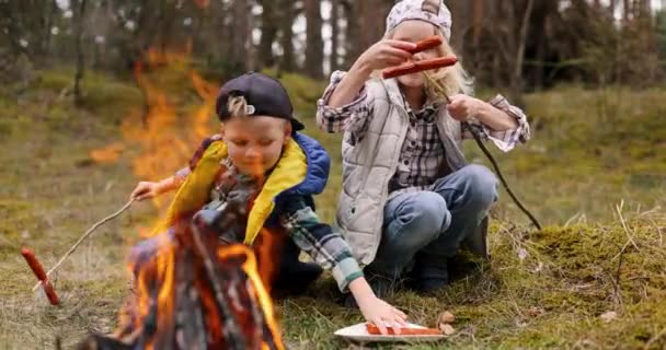 Dzieciaki Zakładają Kiełbaski Szaszłyki Pieczenia Przy Ognisku Lesie Camping Dziećmi — Wideo stockowe