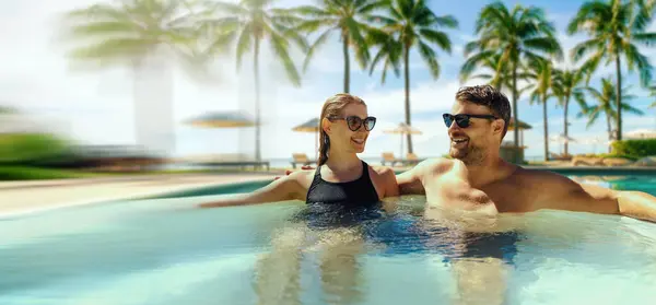 熱帯リゾートのプールでホットタブでリラックスするカップル コピースペース付きバナー ストック写真