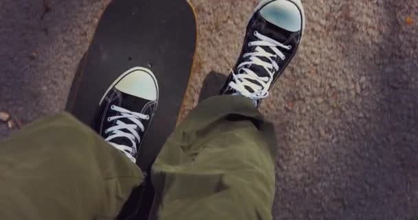 アスファルトのスケートボードに乗ってる男 ストリートスケートボード Pov スローモーション — ストック動画