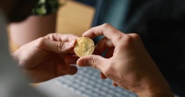 Kripto yatırımcısı fiziksel bitcoin 'i elinde tutuyor