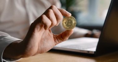 Bitcoin 'i elinde tutan adam. kripto yatırım konsepti