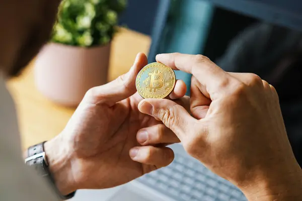 Mężczyzna Trzymający Bitcoiny Ręku Krypto Zakup Koncepcja Inwestycyjna Blockchain Aktywa Obraz Stockowy