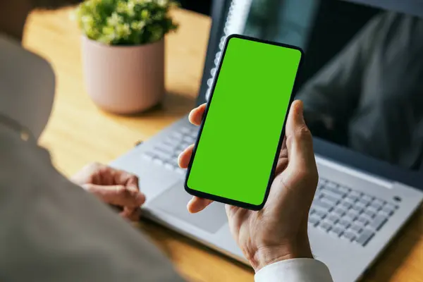 Mężczyzna Trzymający Telefon Komórkowy Ręku Pustym Zielonym Ekranem Wzór Makiety Obraz Stockowy