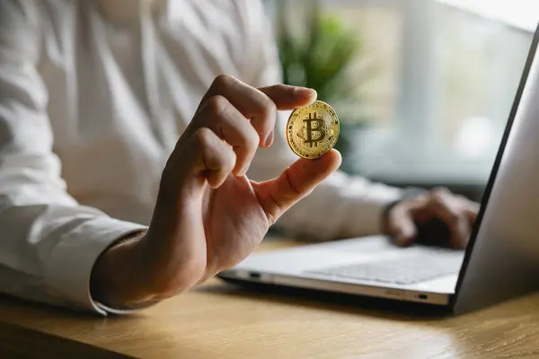 Man Met Bitcoin Hand Crypto Kopen Beleggen Concept Stockfoto