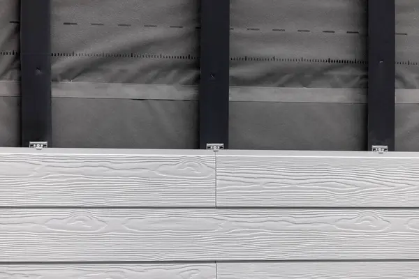 木质部复合填充物安装在房屋正面 Wpc外墙侧板 免版税图库照片