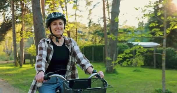 Güneşli Yaz Gününde Bisiklet Süren Mutlu Bir Kadın Sağlıklı Yaşam — Stok video