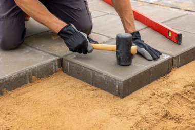 Kum temeline beton döşeme döşeyen işçiler