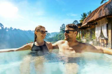 Bir çift Bali 'deki lüks orman villasında jakuzide dinleniyor. romantik kaçamak