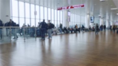 Havaalanı terminalindeki insanlar. Bulanık arkaplan