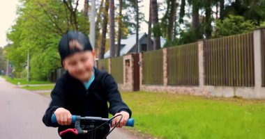 Dışarıda scooter süren mutlu çocuk.