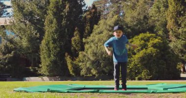 Genç çocuk trambolin üzerinde atlama