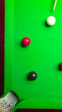 Snooker oyunu. oyuncu nişan alır ve siyah topu cebine atar