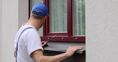 Kalaycı evin dış cephesi için yeni teneke pencere pervazı kuruyor