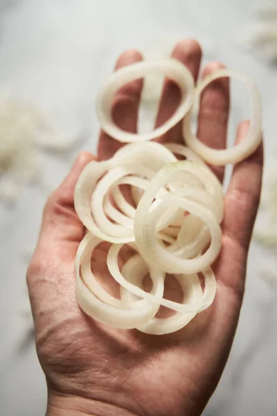 Ring Sliced Onions Mans Hand Photo Show How Does Onion — Stock Photo, Image