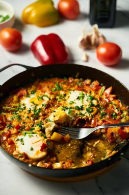 Faslı Shakshuka. Canlı Renkler ve Kalın Lezzetler Yüksek Kaliteli Fotoğraflı Akdeniz İyiliği Shakshuka