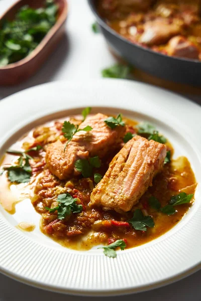 Indiase Rode Zalm Curry Met Tomaten Aziatische Keuken Gefrituurde Zalmfilets — Stockfoto