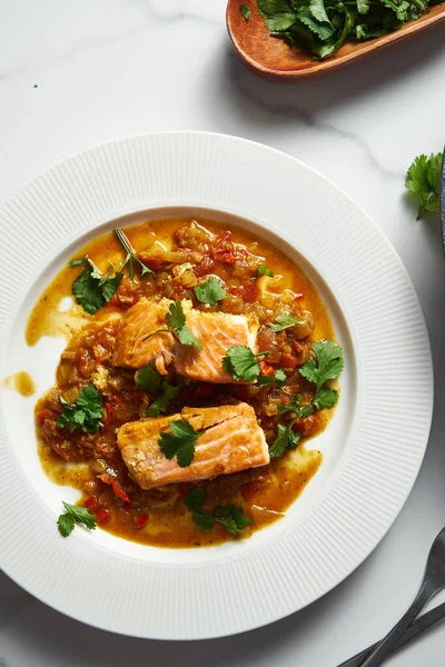 Indian Inspired Salmon Een Levendige Rode Curry Met Sappige Tomaten — Stockfoto
