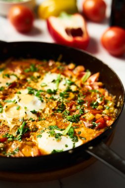Faslı Shakshuka. Canlı Renkler ve Kalın Lezzetler Yüksek Kaliteli Fotoğraflı Akdeniz İyiliği Shakshuka