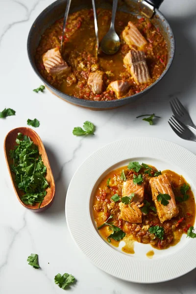 Indisch Geïnspireerde Zalm Een Levendige Rode Curry Met Sappige Tomaten — Stockfoto
