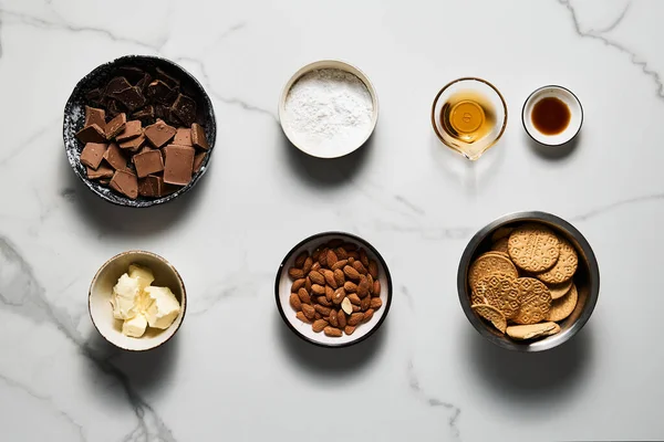 Portugiesische Schokolade Salami Zutaten Auf Weißem Marmor Hintergrund Hochwertiges Foto lizenzfreie Stockbilder