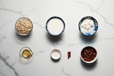 Sütlü yulaf ve Yunan yoğurt listesi. Fındıklı, greyfurtlu, ballı ve tarçınlı sağlıklı kahvaltı. Üst Manzara. Yüksek kalite fotoğraf