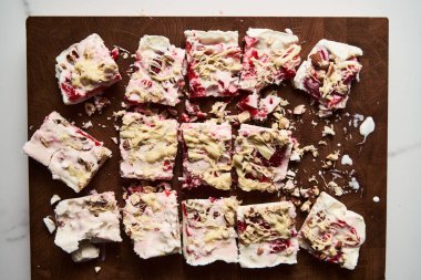 Limonlu, fındıklı ve beyaz çikolatalı sağlıklı donmuş Yunan yoğurt barları. Ev yapımı tatlı, kaliteli fotoğraf.