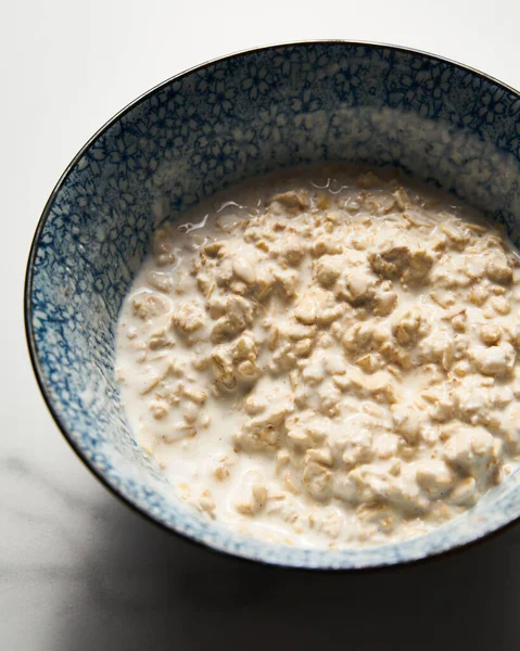 Βραδινή Βρώμη Γάλα Και Υλικά Γιαουρτιού Υγιεινό Πρωινό Ξηρούς Καρπούς — Φωτογραφία Αρχείου