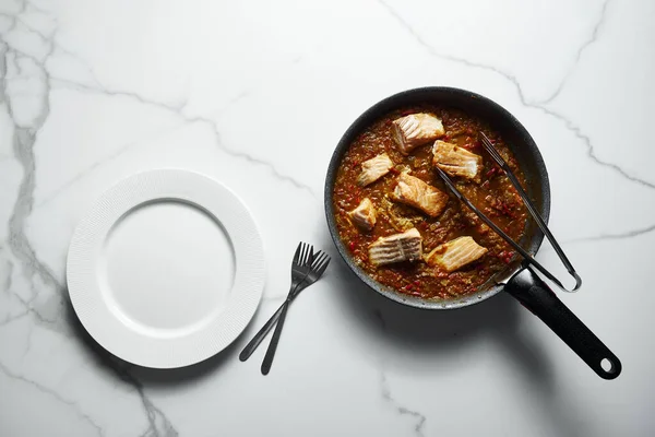 インドのサーモンカレー皿でフライパンを揚げ 揚げ鮭の切り身 赤トマトや他の野菜に基づいてカレーソースで煮込み 高品質の写真 — ストック写真