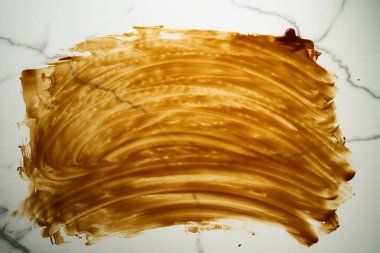 Masanın üstüne tuz sürülmüş karamel sosu. Karamel kaplı bir masa üstü. İnce tabaka, kopyalama alanı. Üst manzaralı yemek fotoğrafı. Yüksek kalite fotoğraf