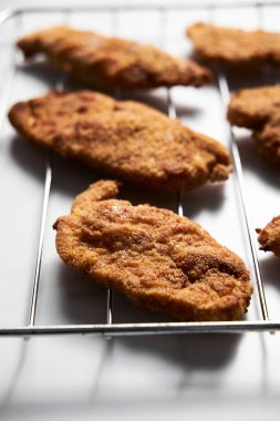 Ekmek kırıntılarıyla pişirilmiş tavuğu şnitzele yakın tutun. Yüksek kalite fotoğraf