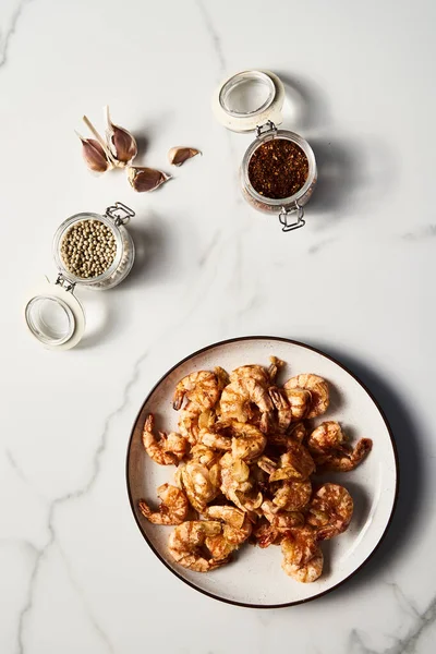 クリスピーパン揚げエビやニンニクとエビ 中華料理やアジア料理 エビは白い大理石の背景に白いプレートに横たわっていた 食品写真を表示します 高品質の写真 — ストック写真