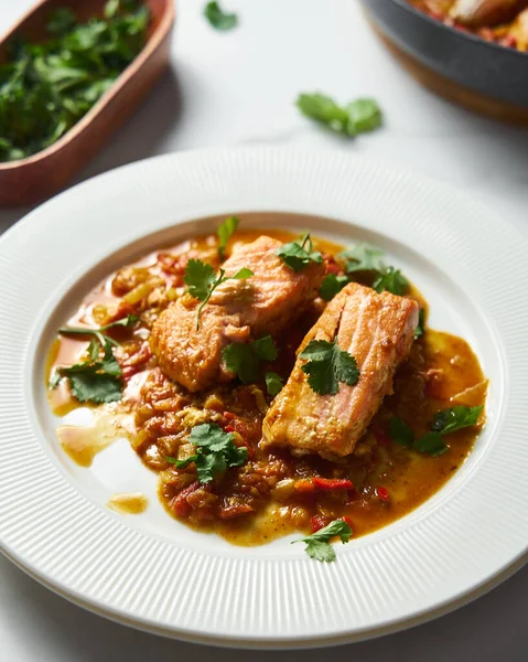 Indiase Rode Zalm Curry Met Tomaten Aziatische Keuken Gefrituurde Zalmfilets — Stockfoto