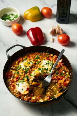 Faslı Shakshuka. Canlı Renkler ve Kalın Lezzetler Yüksek Kaliteli Fotoğraflı Akdeniz İyiliği Shakshuka