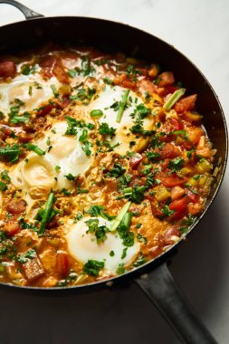 Faslı Shakshuka. Canlı Renkler ve Kalın Lezzetler Yüksek Kaliteli Fotoğraflı Akdeniz İyiliği Shakshuka