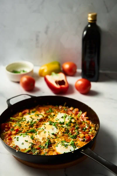 Faslı Shakshuka. Canlı Renkler ve Kalın Lezzetler Yüksek Kaliteli Fotoğraflı Akdeniz İyiliği Shakshuka