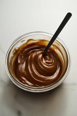 Beyaz mermer arka planda cam kaselerde dört farklı tuzlu karamel sosu. Tereyağı, kremalı ve tuzlu şeker. Yüksek kalite fotoğraf