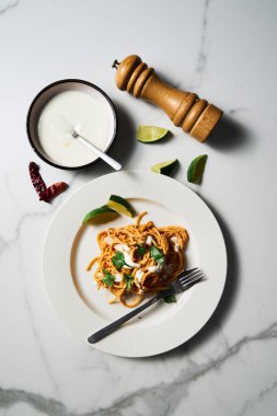 Meksika makarnalı en iyi tabak manzarası. Biberli, peynirli ve peynirli domates soslu makarna. Makarnalı makarna al dente kaynatılmış ve sosla karıştırılmış. Yüksek kalite fotoğraf