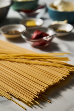 Meksika makarnası malzemeleri. Ekşi krema, ağır krema, tereyağı ve stok üzerine soslu makarna. Acı biberli, soğanlı ve sarımsaklı. Yüksek kalite fotoğraf
