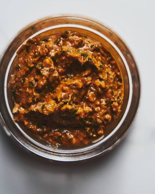 Ateşli Kırmızı Biber Pesto: Tüm Mevsimler için Kızarmış Biber ve Kalın Lezzetler 'in Baharatlı Karışımı. Yüksek kalite fotoğraf