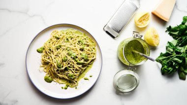 Lemony Bliss Pasta: Lezzetli Limon Pesto ile canlı bir Linguine Lezzeti, Taze Lezzet Yüksek Kaliteli Fotoğrafla Patlıyor