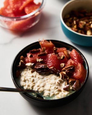 Sütlü yulaf ve Yunan yoğurt listesi. Fındıklı, greyfurtlu, ballı ve tarçınlı sağlıklı kahvaltı. Yüksek kalite fotoğraf