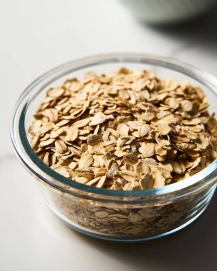 Cam kasede yulaf ezmesi. Kahvaltı yemeği. Yüksek kalite fotoğraf