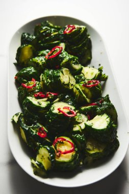 Hafif tuzlu salatalık ya da çantada hazır salatalık turşusu. Kişniş, acı biber ve tuzlu ve şekerli sarımsak. Turşular çıtır çıtır, sulu ve lezzetli. Yüksek kalite fotoğraf