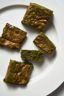 Kibrit çikolatalı kek. Klasik browni tarifi, kibrit tozu ve beyaz çikolatayla yapılır. Nemli ve yumuşak bir doku. Yüksek kalite fotoğraf