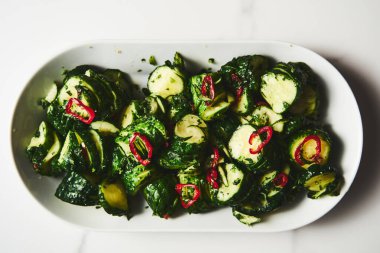 Hafif tuzlu salatalık ya da çantada hazır salatalık turşusu. Kişniş, acı biber ve tuzlu ve şekerli sarımsak. Turşular çıtır çıtır, sulu ve lezzetli. Yüksek kalite fotoğraf